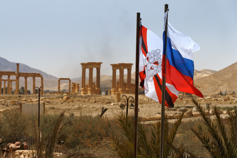 Zastava Inženjerijskih trupa Oružanih snaga RF (lijevo) u oslobođenoj Palmiri, travanj 2016.

