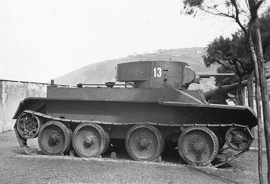 Tanque soviético BT-5 suministrado al Ejército Republicano.