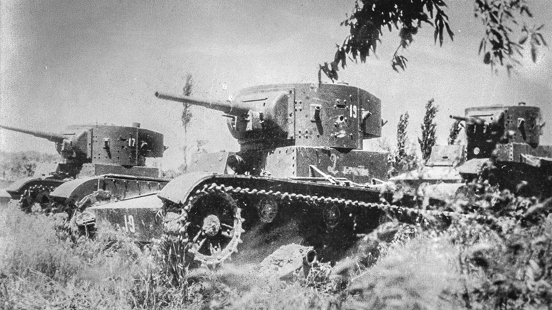 Tri laka tenka T-26 napravljena u Sovjetskom Savezu putuju kroz polje tijekom bitke u Španjolskoj tijekom Španjolskog građanskog rata.


