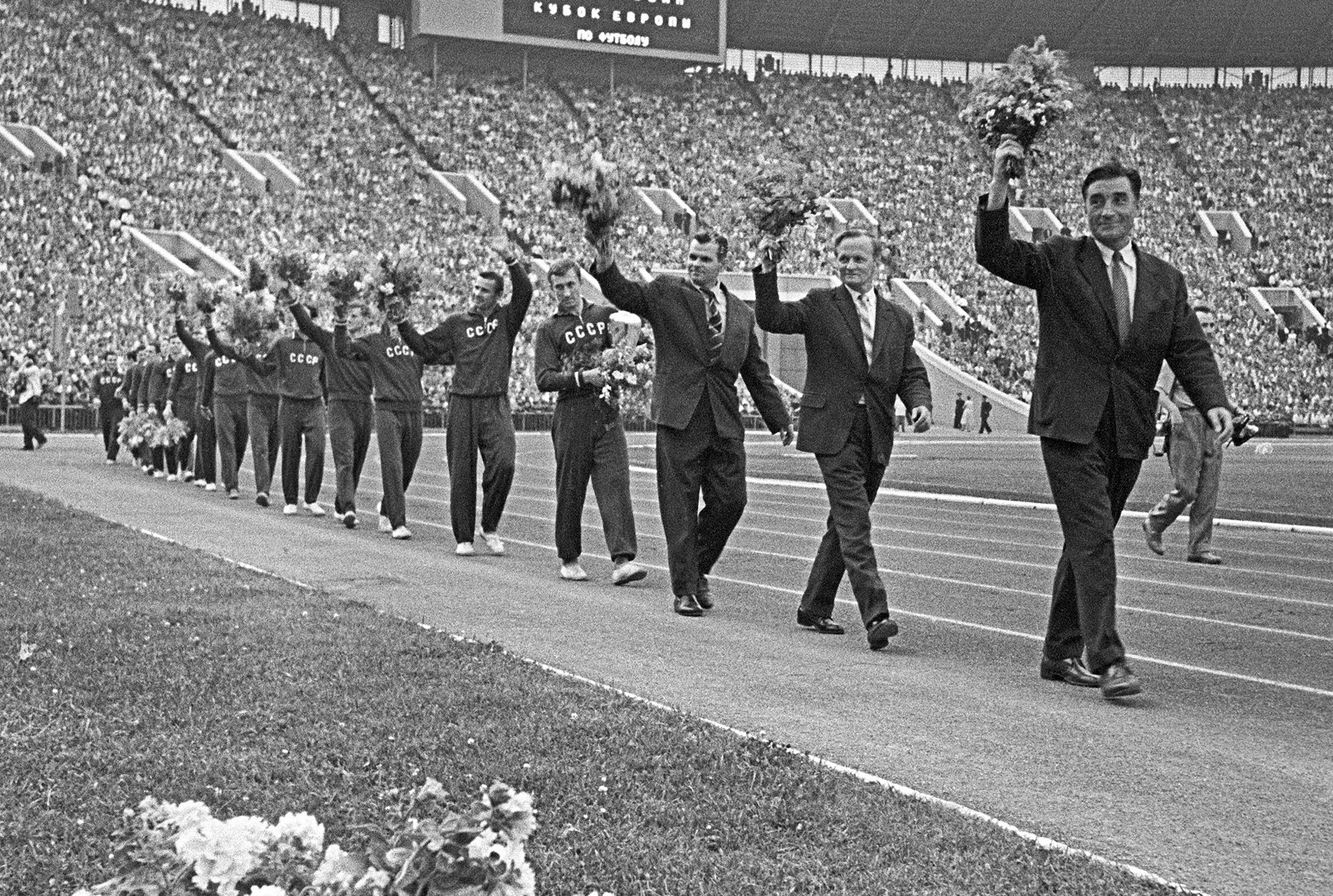 Sovjetska nogometna reprezentacija nakon svoje prve pobjede u povijesti na Europskom nogometnom prvenstvu 1960. 