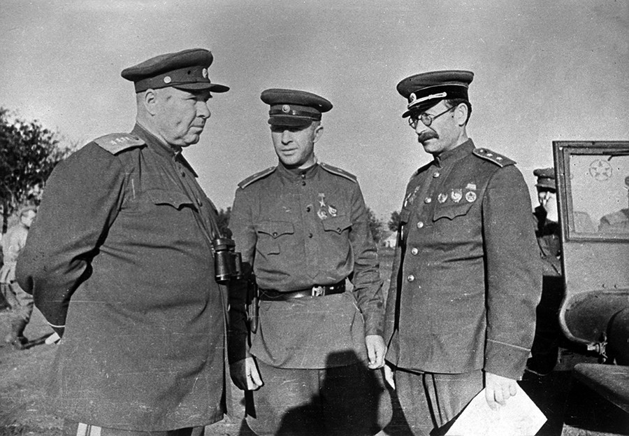 General do Exército Iossif Apanasenko, major-general Aleksandr Rodimtsev, tenente-general Pável Rotmistrov, em julho de 1943