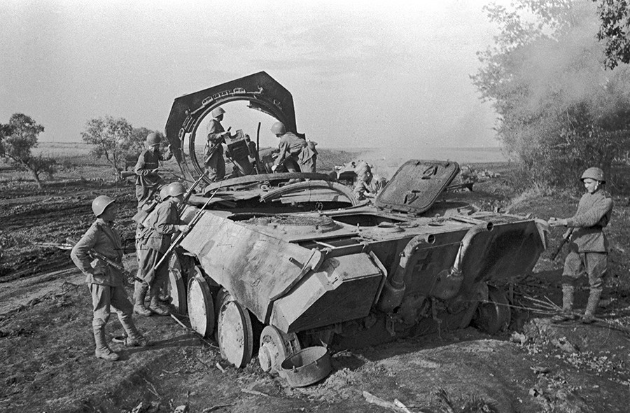 Soldados soviéticos ao lado de tanque nazista Panther destruído pela artilharia da URSS em Prókhorovka