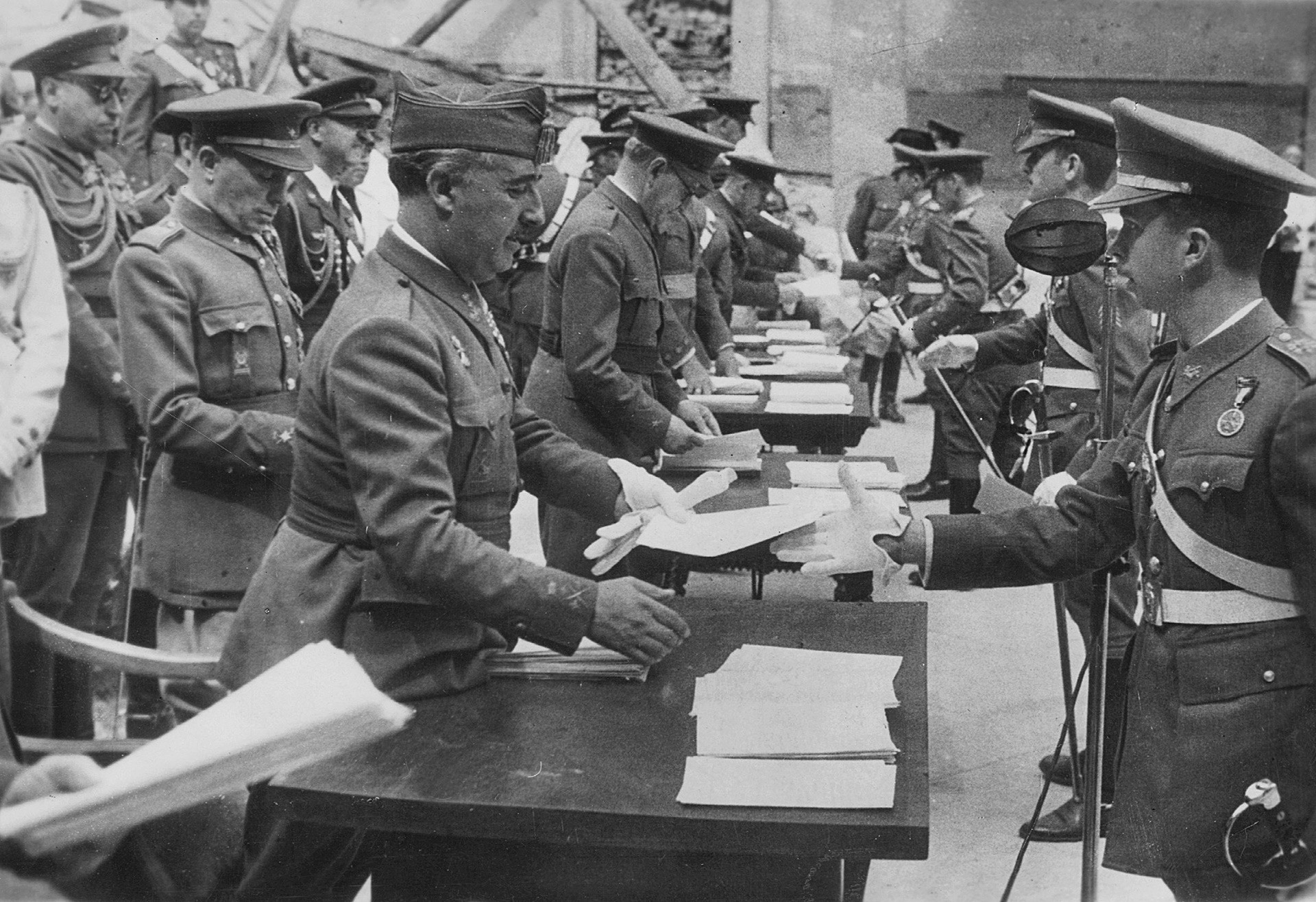 Francisco Franco podeljuje priznanja svojim oficirjem.
