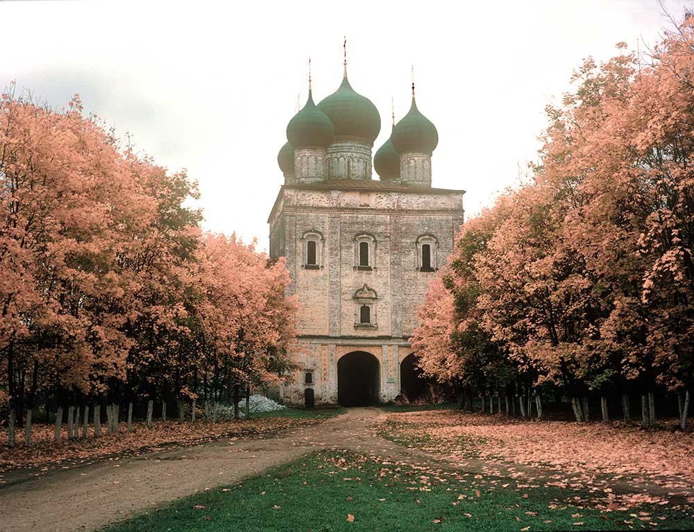  Borisoglebsky. Monastery of Sts. Boris&Gleb, Church of St. Sergius over South Gate. North view. October 4, 1992.