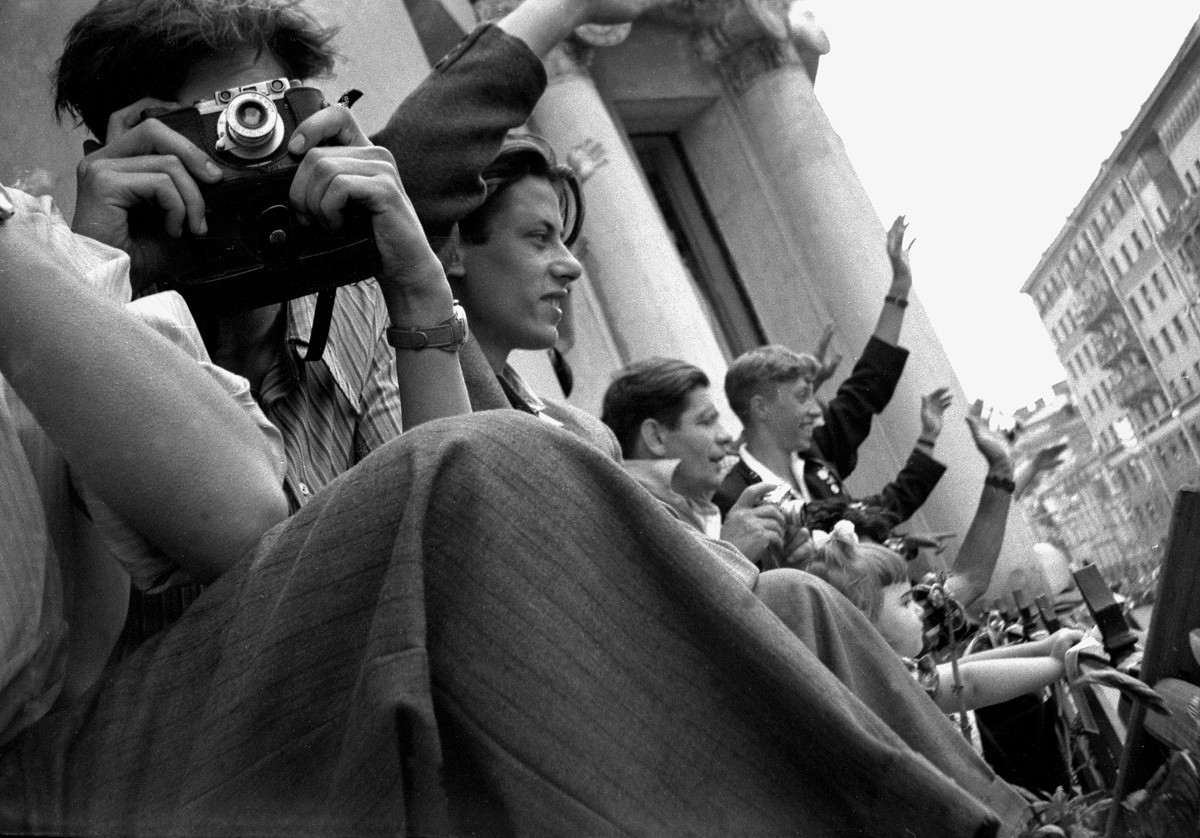 Entusiastas de la fotografía en un balcón, 1957.