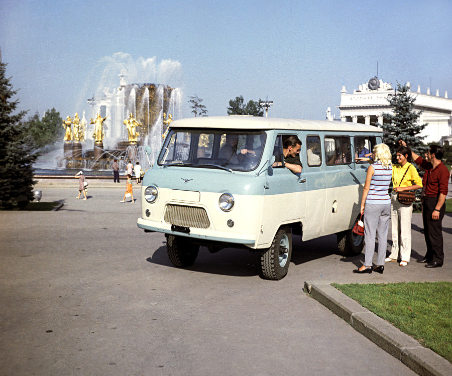 Minibus UAZ-452 so v Uljanovski tovarni avtomobilov začeli izdelovali leta 1965.