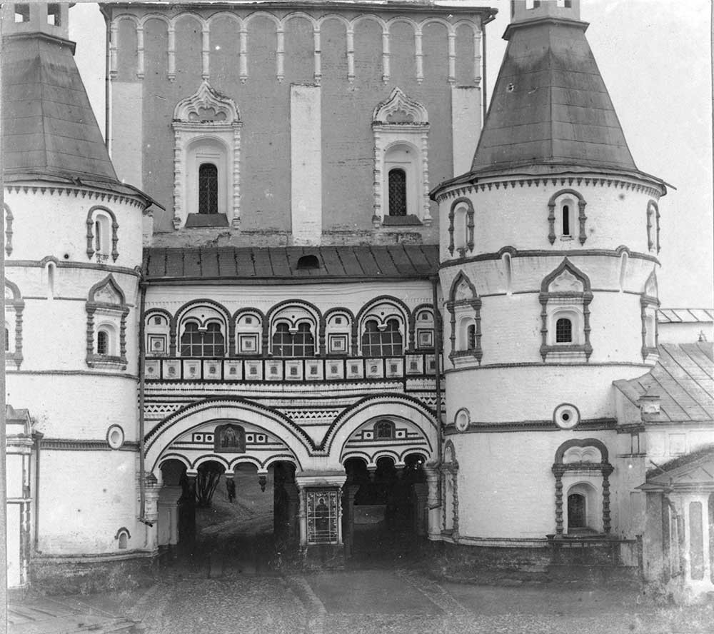 Puerta norte e iglesia de la Purificación del monasterio de los Santos Borís y Gleb, vista norte (impresión de contacto; negativo original no conservado).