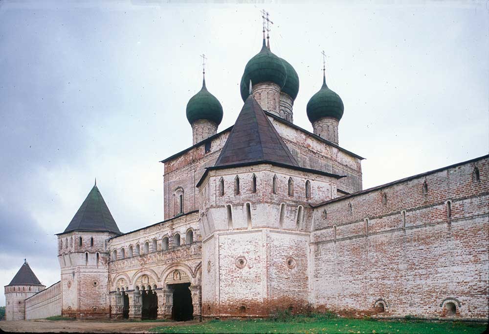 Monasterio de los Santos Borís y Gleb. Muralla norte y torres, con la puerta sur de la iglesia de San Sergio. Vista sureste. 4 de octubre de 1992.