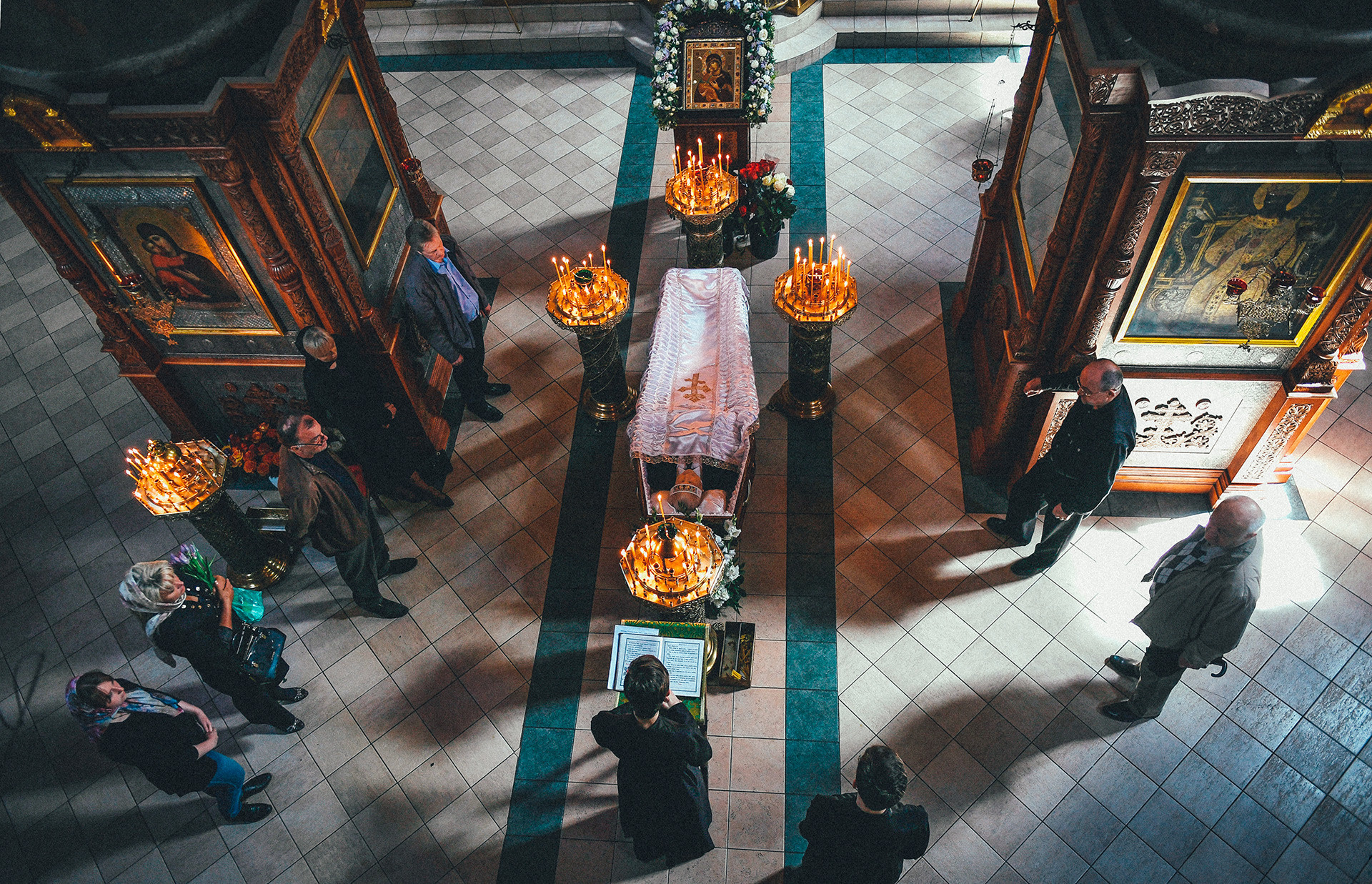 ロシアの教会で行われる葬式
