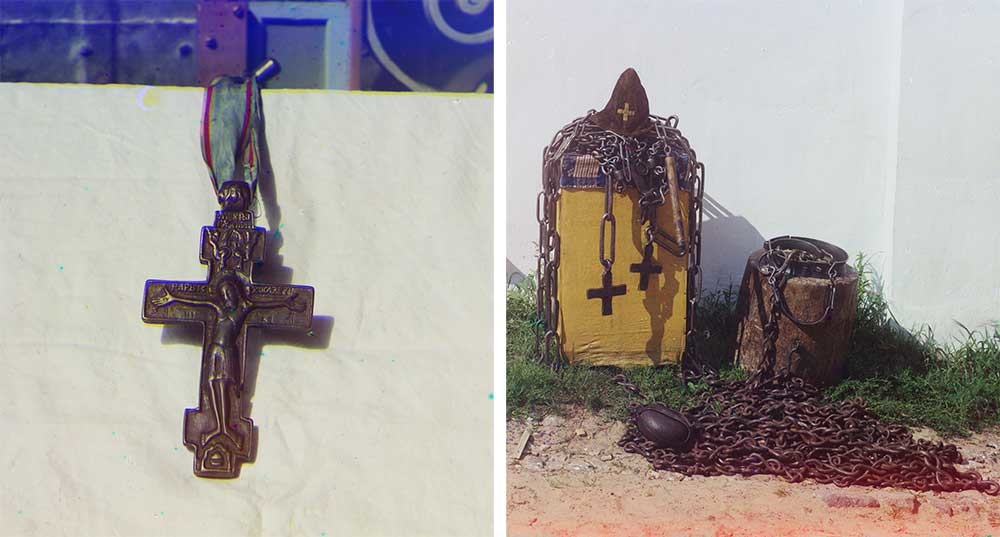 A sinistra, la croce con la quale Irenarch ha benedetto Pozharkij e a Kuzma Minin; a destra: oggetti appartenuti a Irenarch