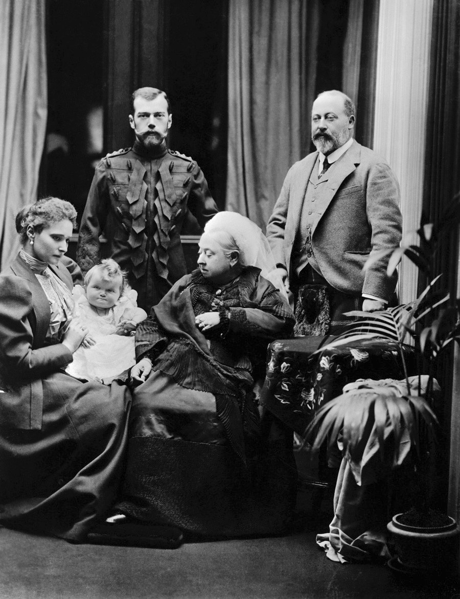Кралица Виктория от Великобритания в Балморалския замък в Шотландия със сина ѝ Едуард, принц на Уелс, и Николай II. Отдясно седи Александра, царица на Русия, и държи дъщеря си - великата княгиня Татяна