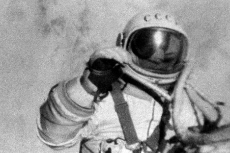 El primer paseo espacial fue llevado a cabo por el cosmonauta Alexéi Leónov.