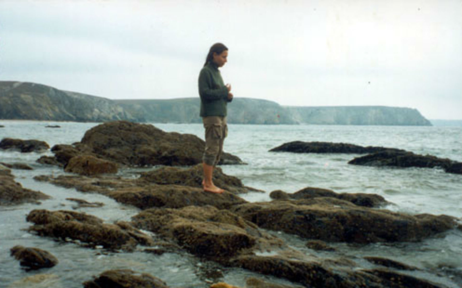 Ioulia s’aventurant sur les rochers de Bretagne lors de son périple de 2005.