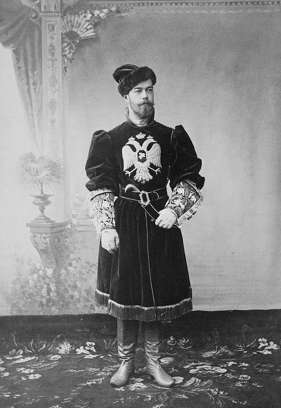 Modna slavnostna obleka. Carjevič Nikolaj je to obleko nosil na gala plesu ruskega skladatelja Aleksandra Šeremetjeva.