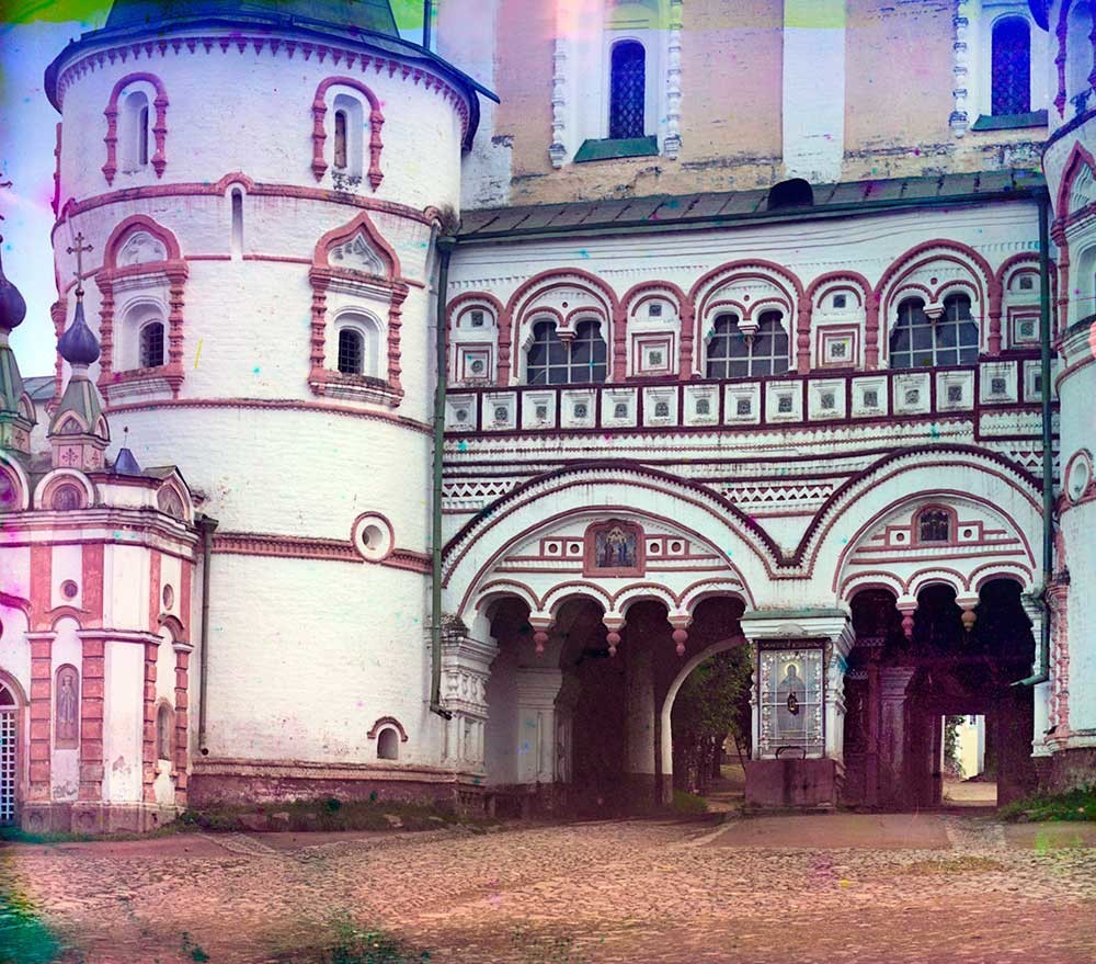 Samostan sv. Borisa in Gleba. Severni pogled na severna vrata s spodnjim pročeljem Cerkve device Marije, poletje 1911