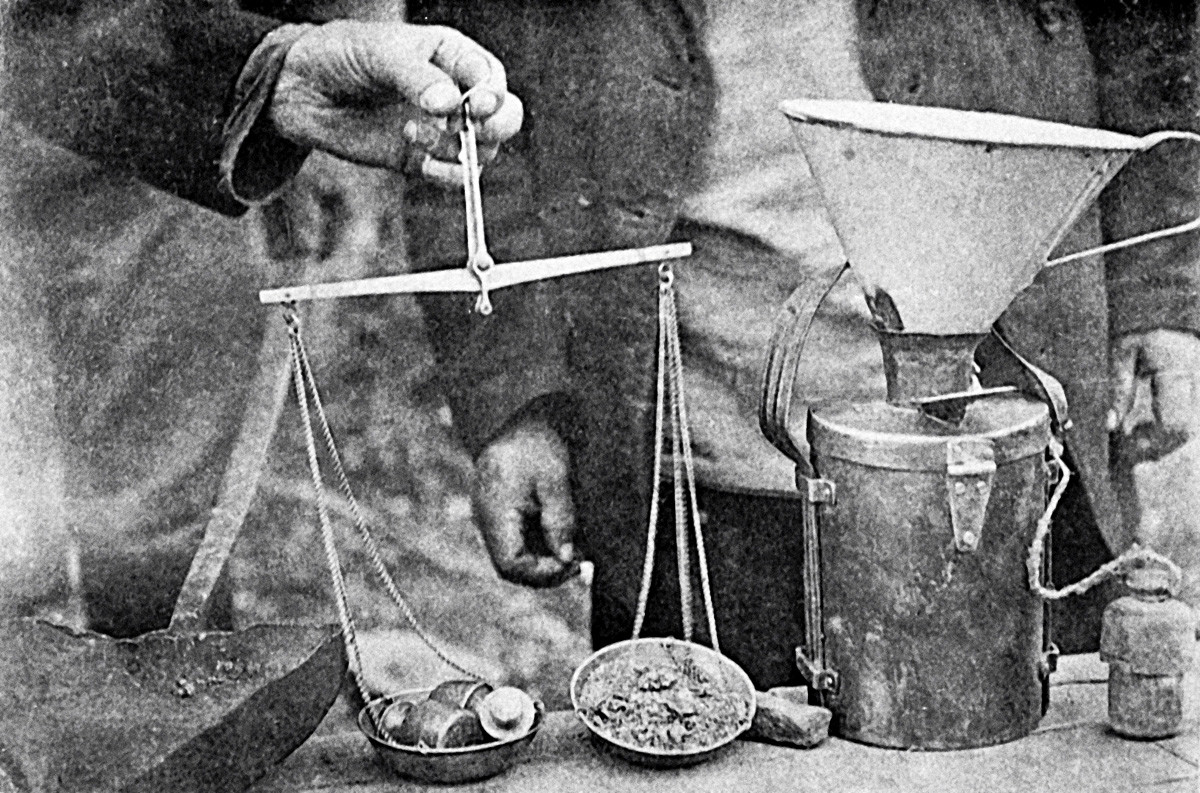 Recebimento e pesagem de ouro no escritório nas minas. Região de Irkutsk, 1909
