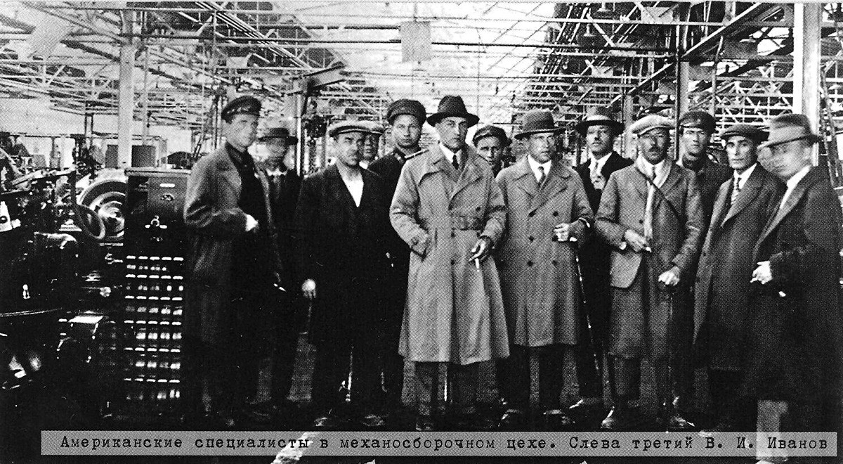 Especialistas estadounidenses en la fábrica de autos diseñada por el arquitecto Albert Kahn en Cheliábinsk en 1932.