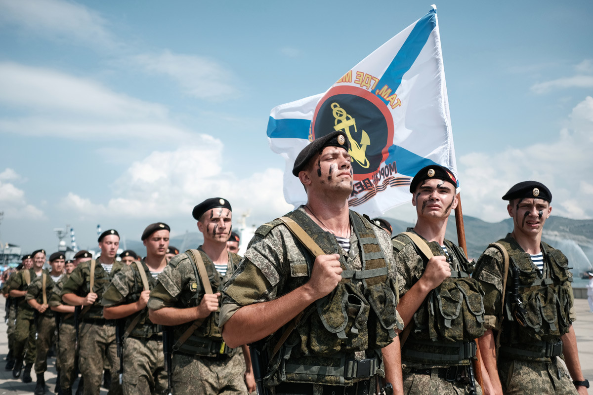 Маринци на прослави Дана Ратне морнарице у Новоросијску.