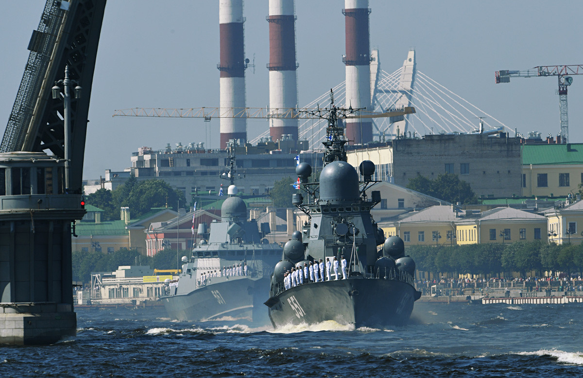 Здесна налево: мали ракетни бродови „Ливењ“ и „Ураган“ на главној поморској војној паради у Санкт Петербургу поводом Дана Ратне морнарице Русије.