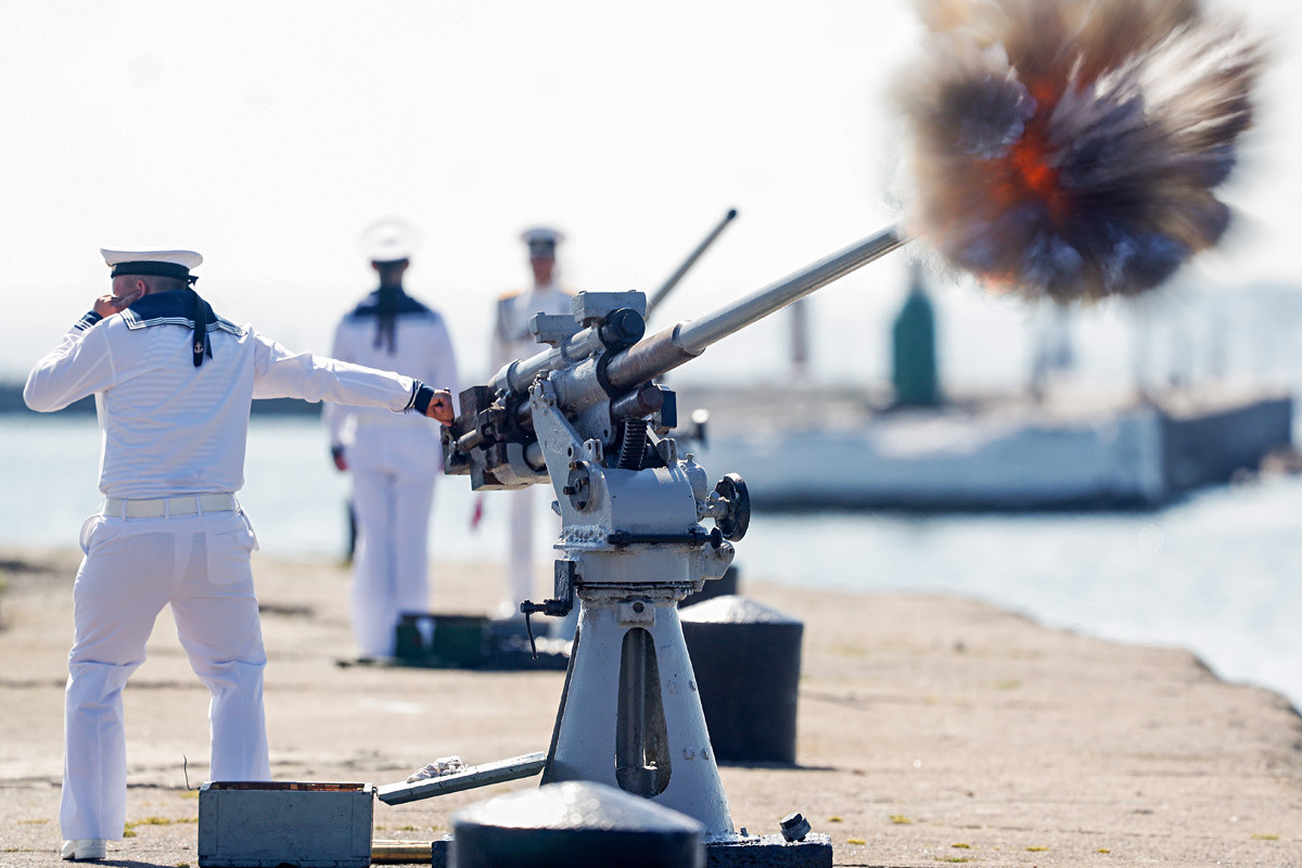 Морнар пуца из топа на генералној проби параде поводом Дана Ратне морнарице. 
