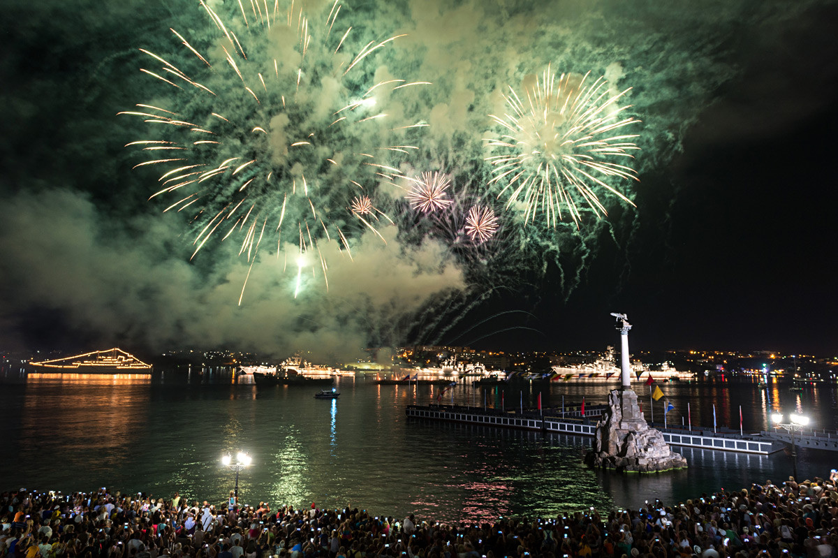 Празнични ватромет поводом прославе Дана Ратне морнарице у Севастопољу.
