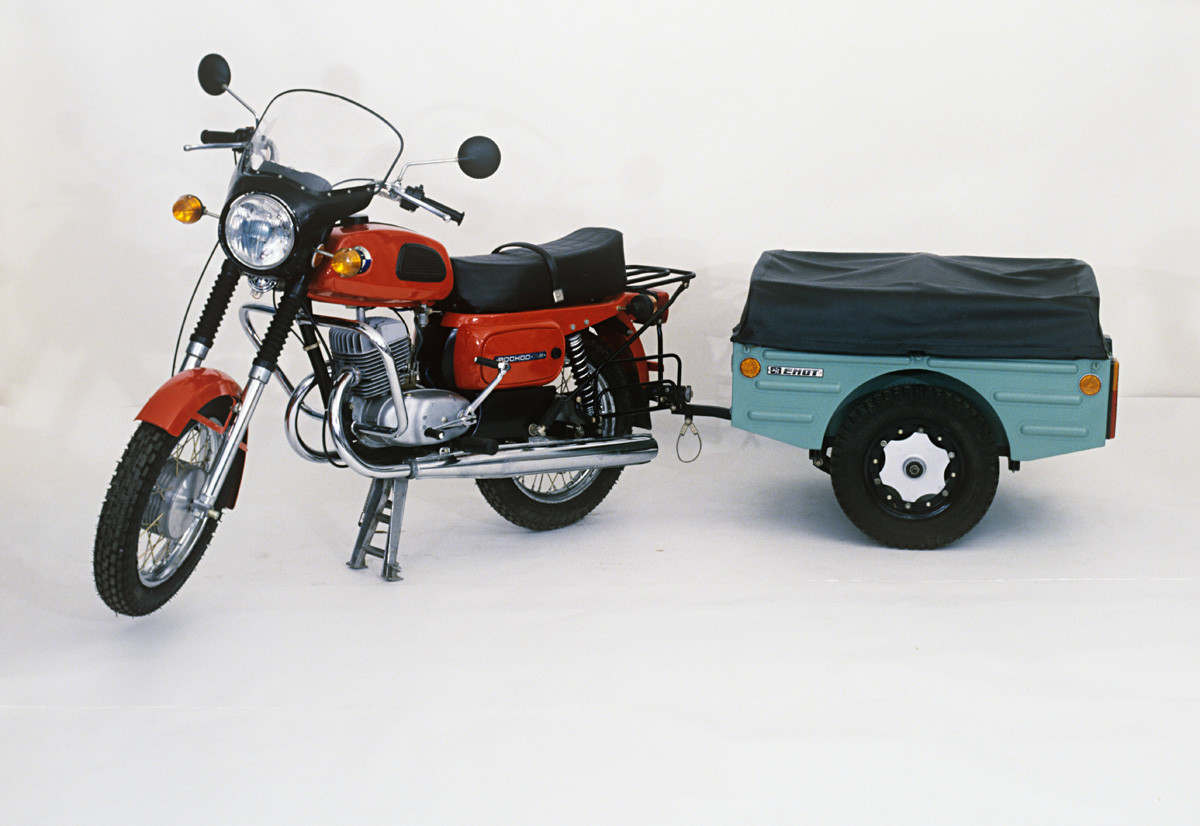 オートバイ「Voskhod 3M」。トレーラーは出張や旅行向け。1988年。