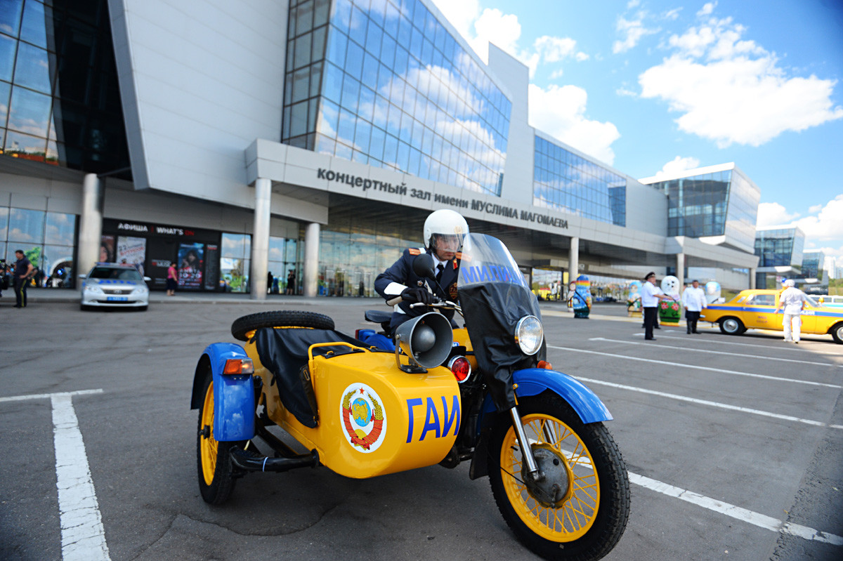 ウラルのパトロールバイクが国家交通警察の80周年の祝いの一部であったアンティーク自動車の特別な展覧会で展示されている。モスクワ、2016年。