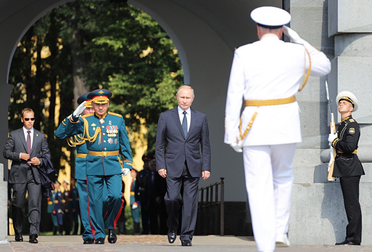 На 29 јули 2018 година претседателот на РФ Владимир Путин и министерот за одбрана на РФ Сергеј Шојгу при посетата на Петропавловската крепост за време на прославата на Денот на Воената морнарица во Санкт Петербург.