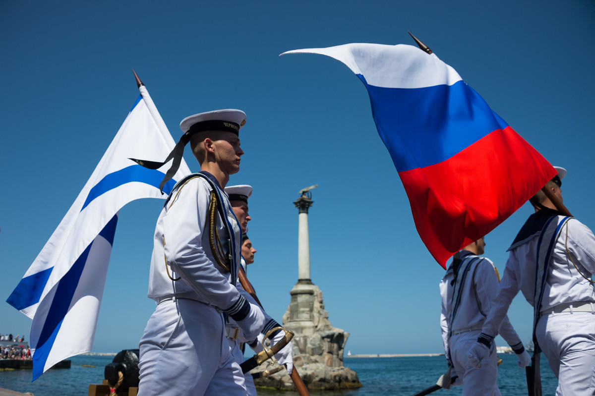Руски морнар на прославата на Денот на Воената морнарица во Севастопол.

 

