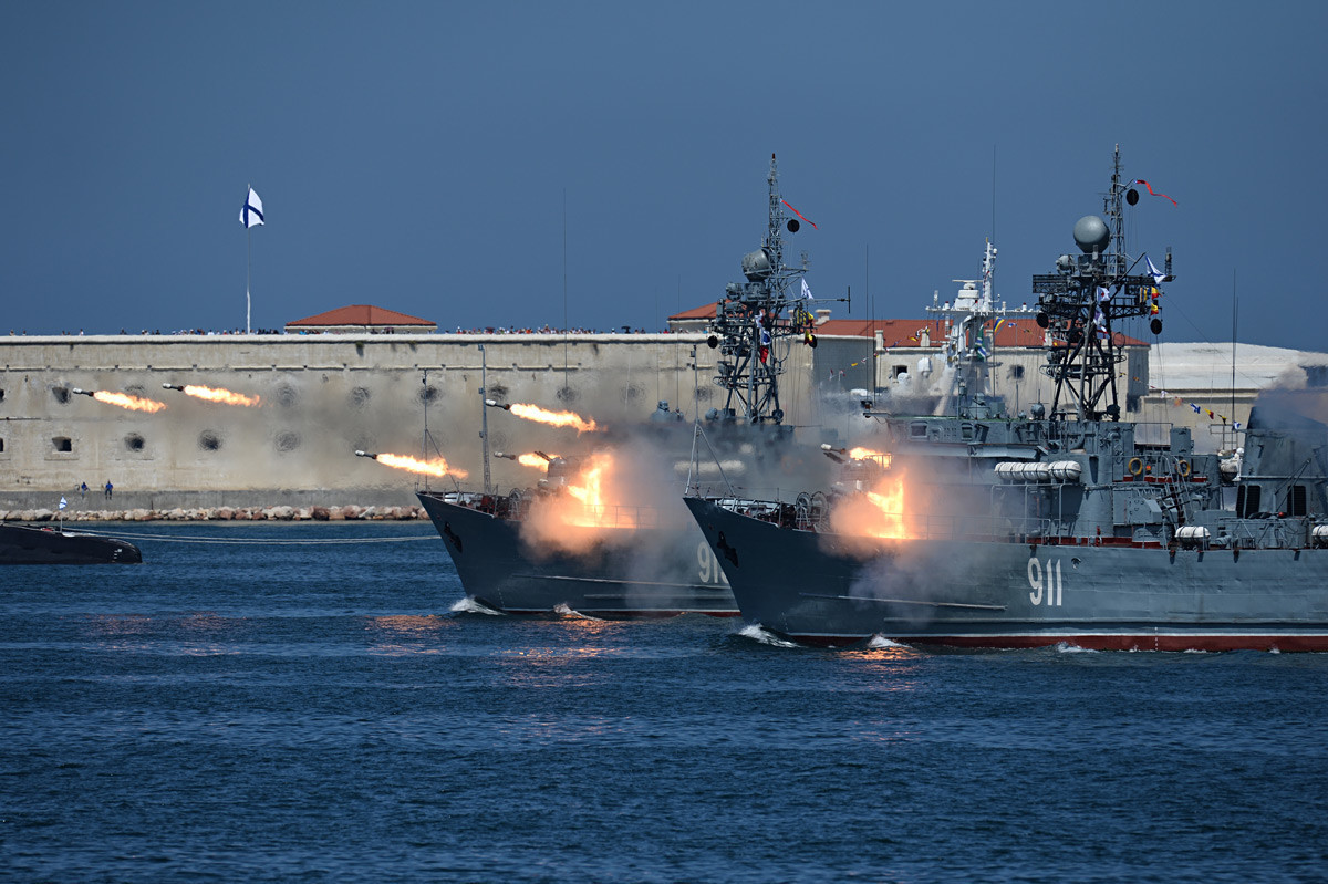 Морските миноловци „Иван Голубец“ (во преден план и „Коровец“ на прославата на Денот на Воената морнарица во Севастопол.

 



 