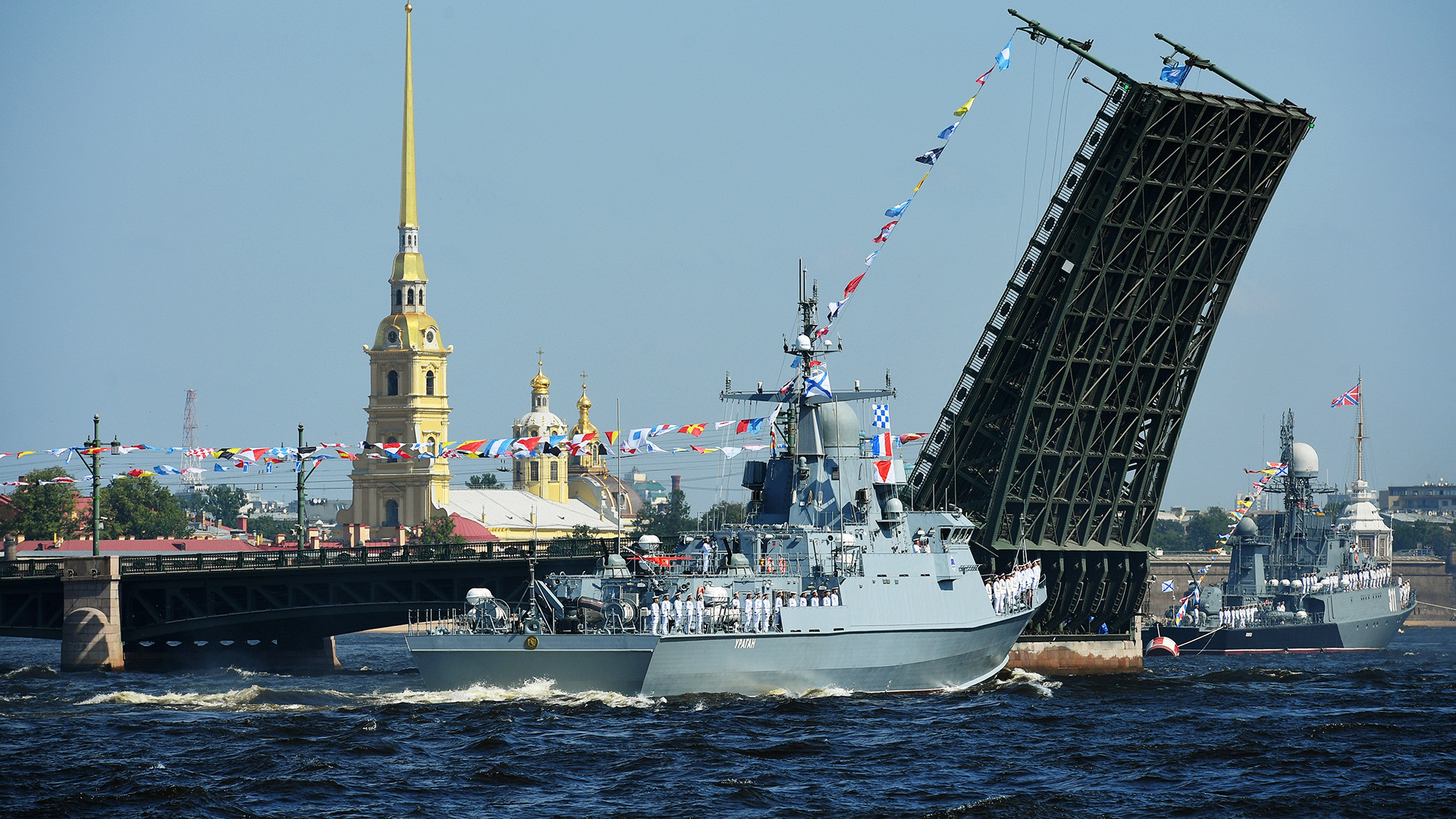 Mali raketni brod "Uragan" na glavnoj pomorskoj vojnoj paradi u Sankt-Peterburgu povodom Dana ratne mornarice Rusije.