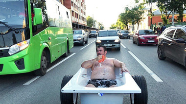 Видео: Сибирец во лудо возење низ град во боксерки и када полна со вода