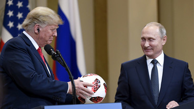 Противниците на Трамп пронајдоа „шпионски чип“  во подарокот на  Путин?