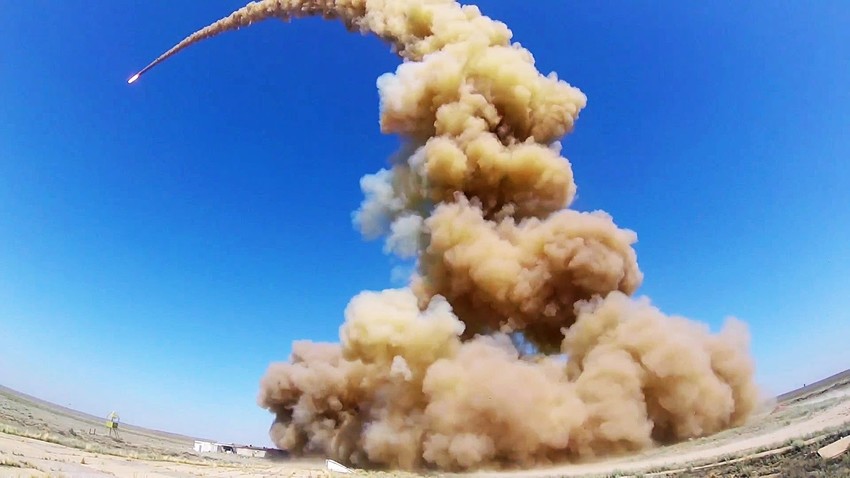 Izstrelitev nadgrajene prestrezne rakete iz ruskega antibalističnega raketnega sistema, poligon Sari-Šajgan, Kazahstan