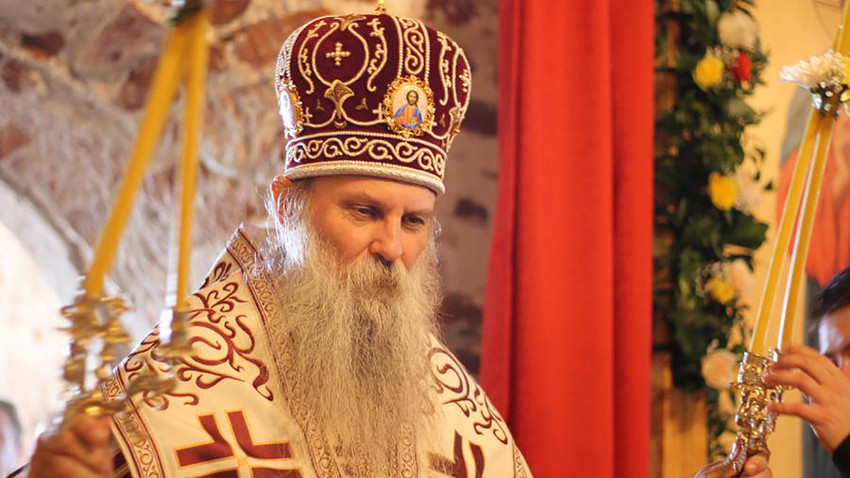 Владика Јован на служби у храму Богојављења, село Хопиљево надомак Рибинска