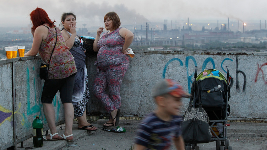 ロシアの産業都市マグニトゴルスクの展望台で休んでいる女性。