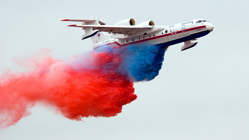 MAKS-2009航空ショーで染められた水を解放している飛行機Beriev BE-200