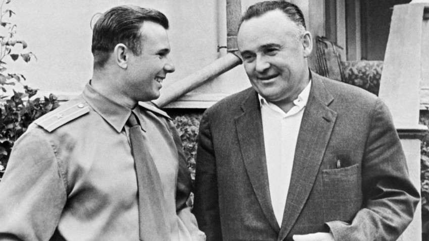 Serguéi Koroliov (a la derecha) y Yuri Gagarin, el primer ser humano en viajar al espacio exterior.