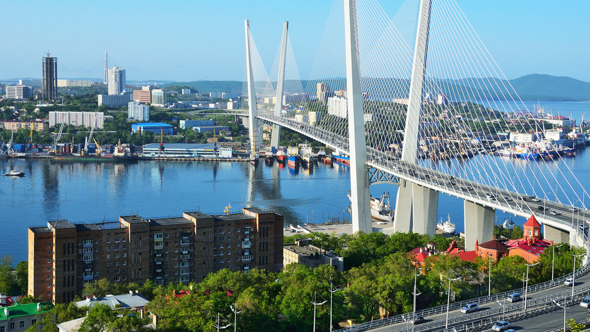 Le pont à travers la baie la Corne d'or, Vladivostok 
