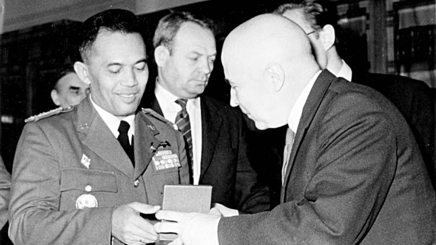 Menteri Pertahanan Jenderal A.H. Nasution selama kunjungan di Universitas Negeri Moskow (MGU), Moskow, Uni Soviet, 5 Januari 1961.