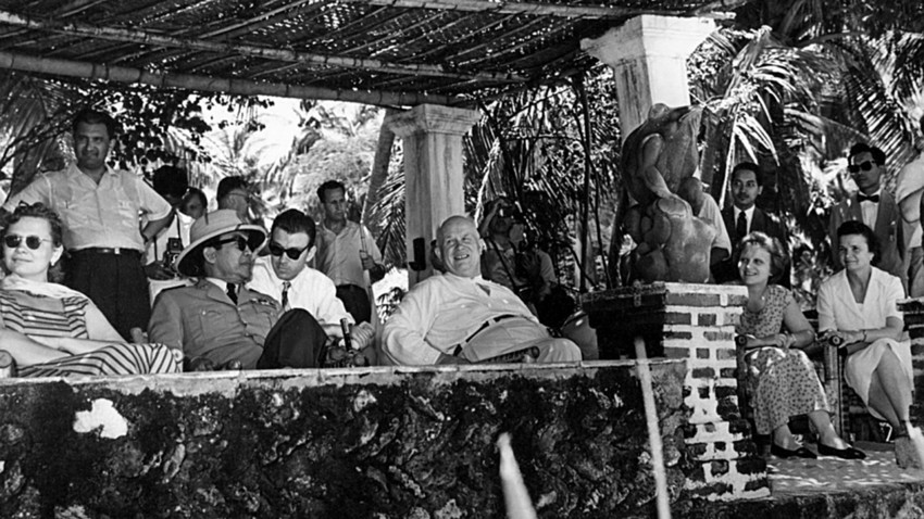 Pemimpin Uni Soviet Nikita Khrushchev bermain angklung dengan Presiden RI Sukarno dalam kunjungannya ke Indonesia tahun 1961.