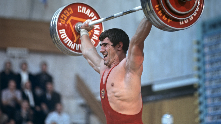 Svetovni prvak v dvigovanju uteži, častni mojster športa ZSSR David Rigert, na peti poletni Spartakiadi narodov ZSSR.
