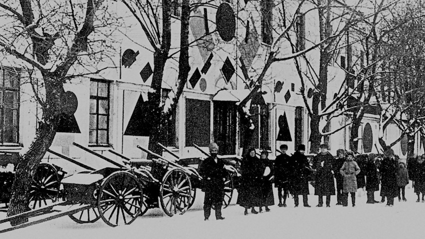 Weiße Kaserne in Witebsk: Malewitsch und Schüler der Kunstschule, 1919