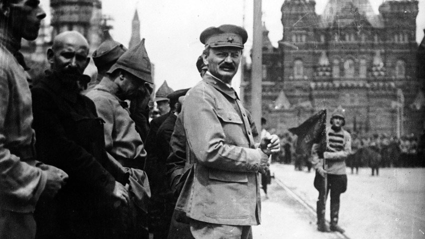 Lev Trocki med Leninovim pregledom čet na vojaški paradi sredi moskovskega Rdečega trga.