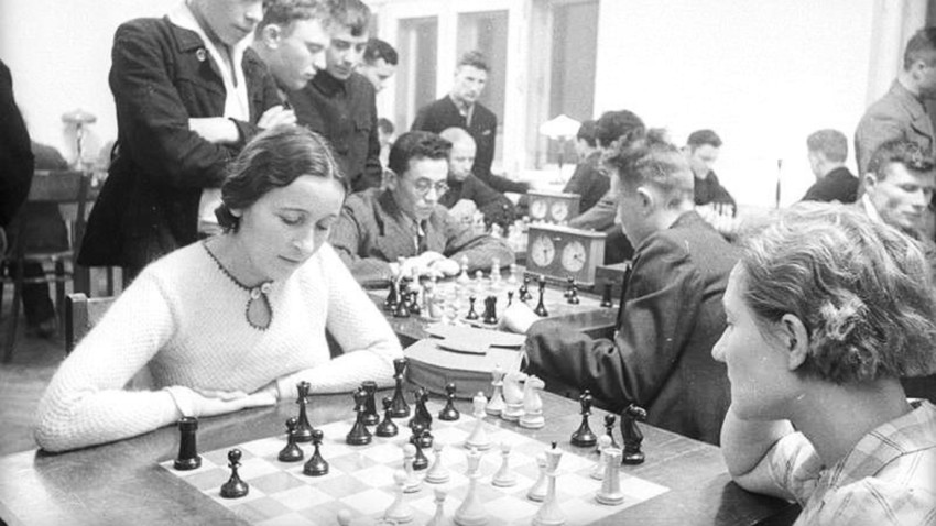 Uma MULHER jogando o CAMPEONATO RUSSO de xadrez