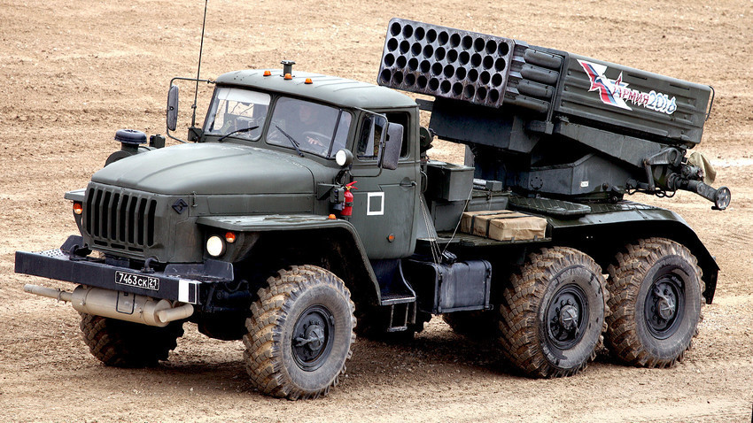 Модернизираниот повеќецевен ракетен лансер 9К51М „Торнадо-Г“ калибар 122 мм