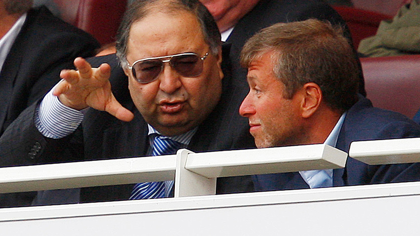 Alisher Usmanov (L) talks to Roman Abramovich after the English Premier League match between Arsenal and Chelsea in London