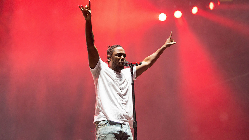 Kendrick Lamar, penyanyi dan penulis tiga album musik rap ikonik "good kid, m.A.A.d city", "To Pimp A Butterfly" dan "DAMN.", juga dipuja di Rusia. 