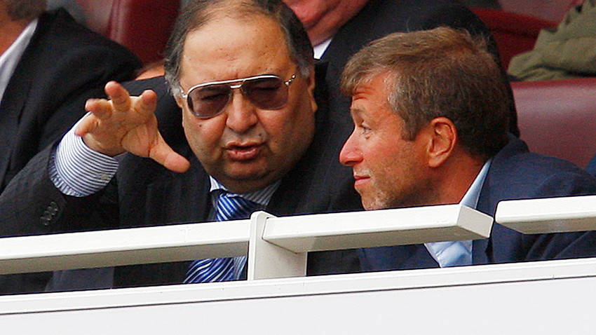 Alisher Usmanov dan Roman Abramovich setelah pertandingan Liga Primer Inggris antara Arsenal dan Chelsea di London.