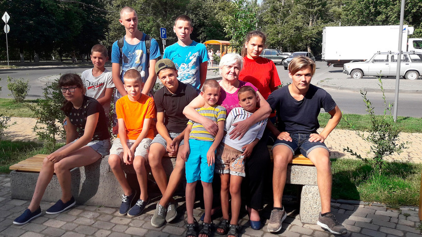 Tatjana mit einigen von ihren Kindern (Juni 2018) 